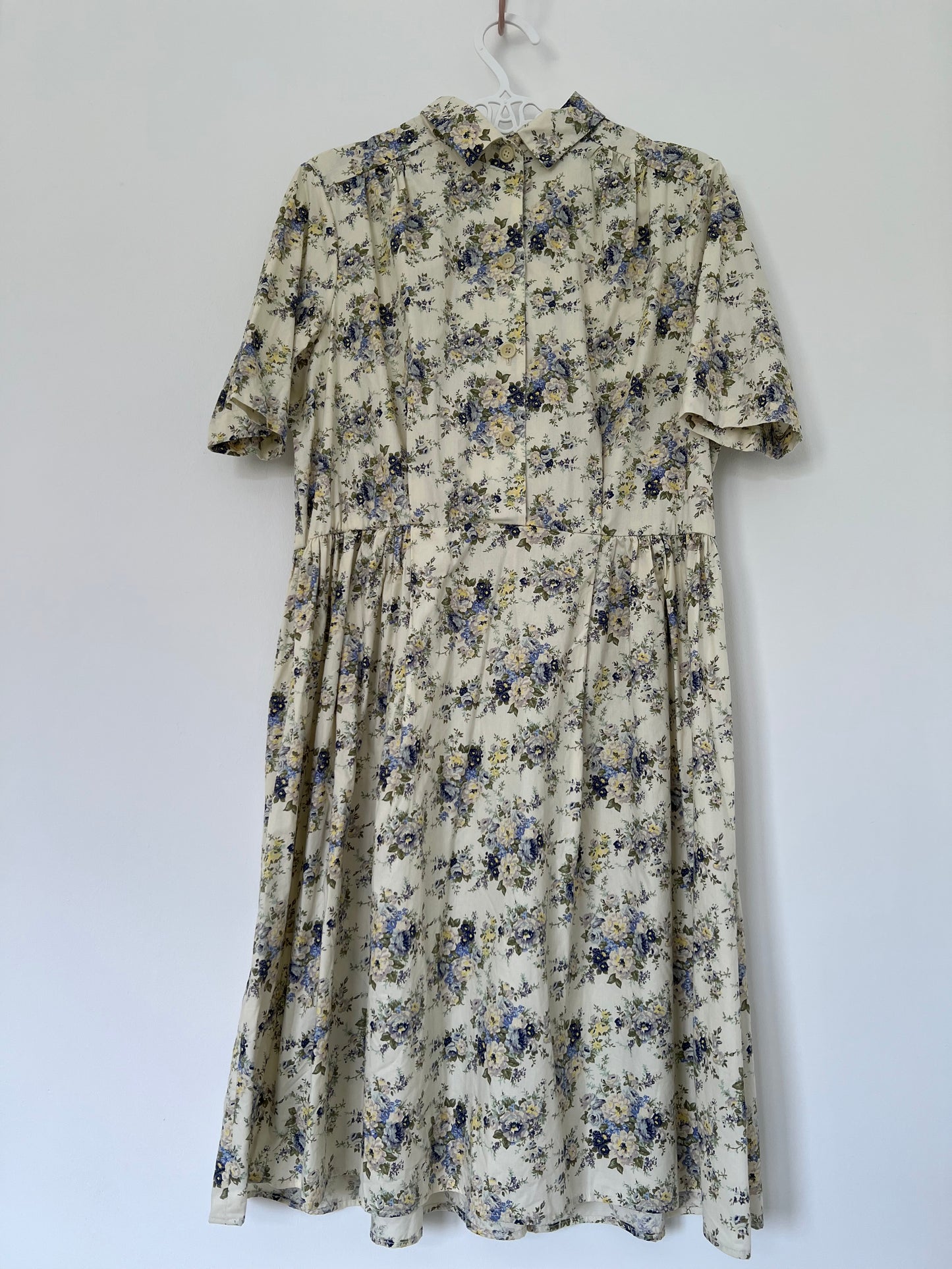 Cremefarbenes Blumenkleid, Sommerkleidung