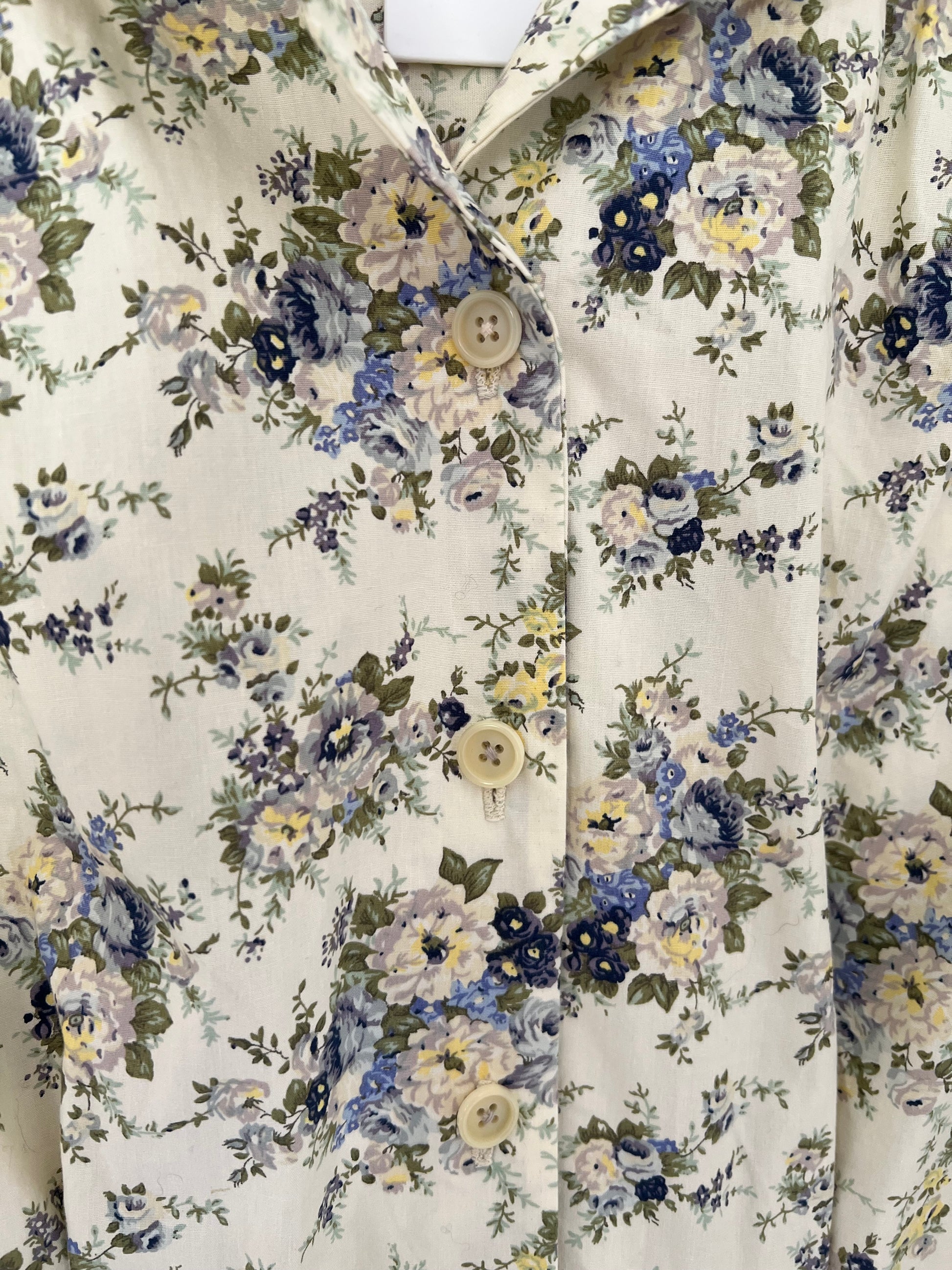 Robe fleurie couleur crème, Vêtements d’été