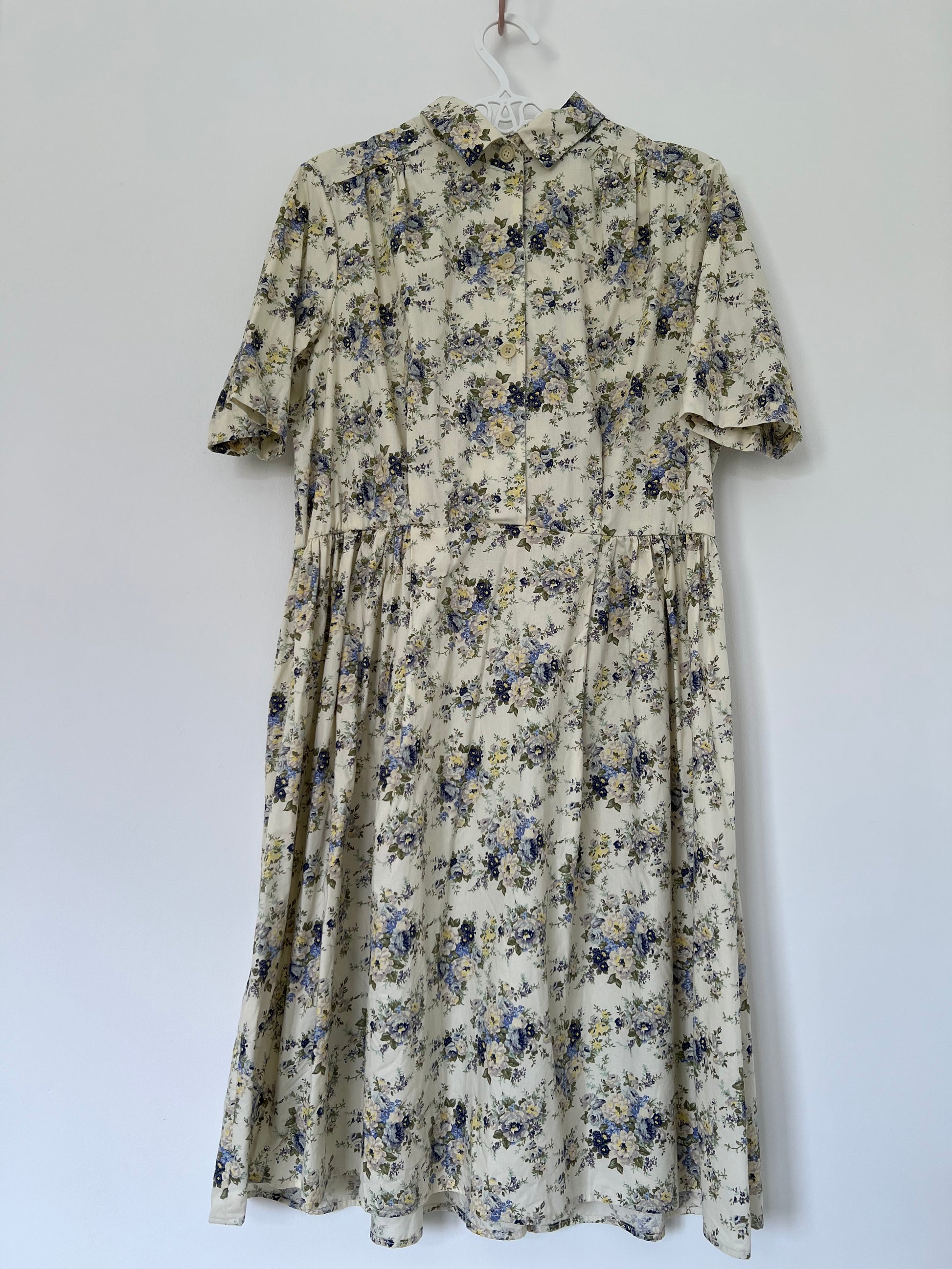 Cremefarbenes Blumenkleid, Sommerkleidung