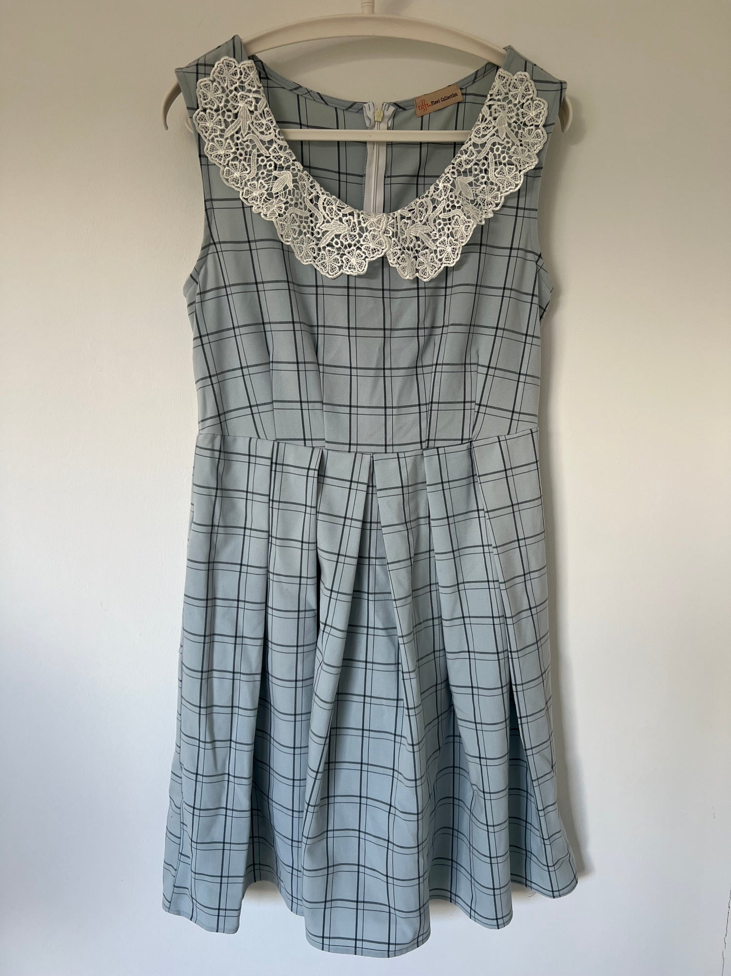 Sleeveless blue dress with lace collar