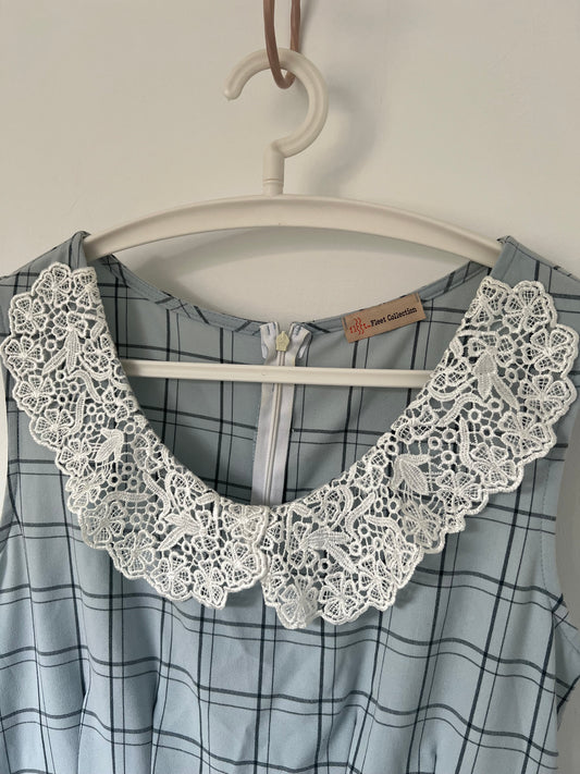 Sleeveless blue dress with lace collar