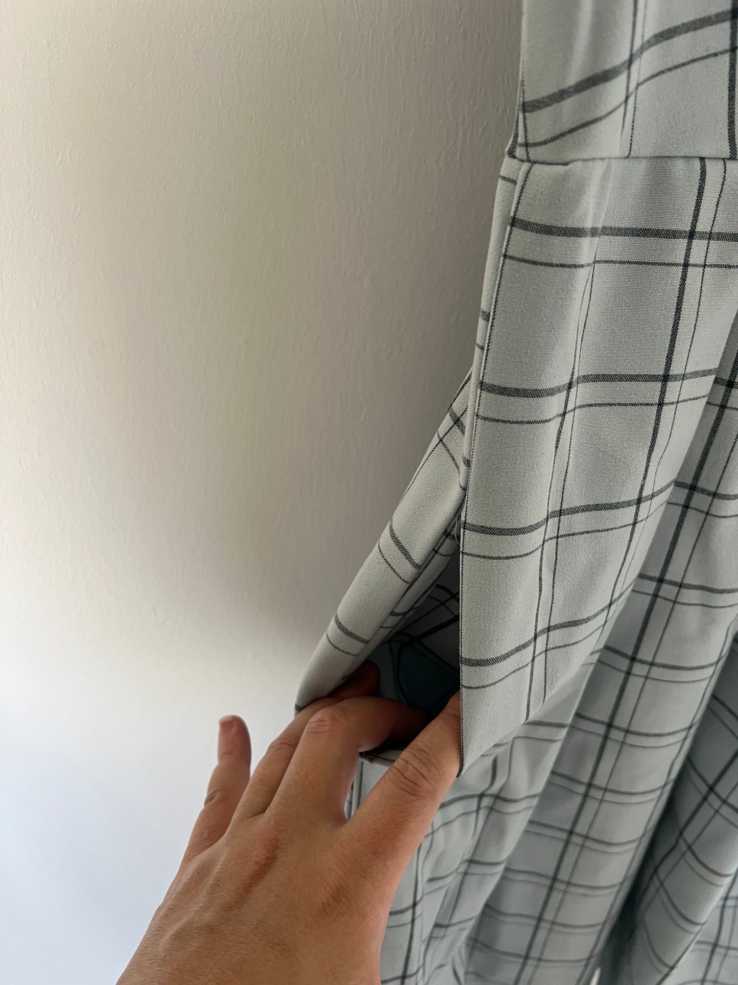 Sleeveless blue dress with lace collar