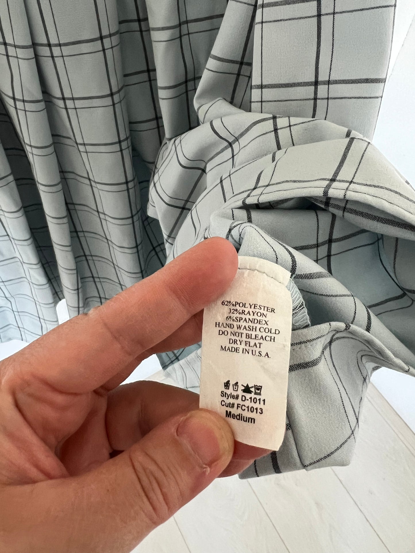 Sleeveless blue dress with lace collar