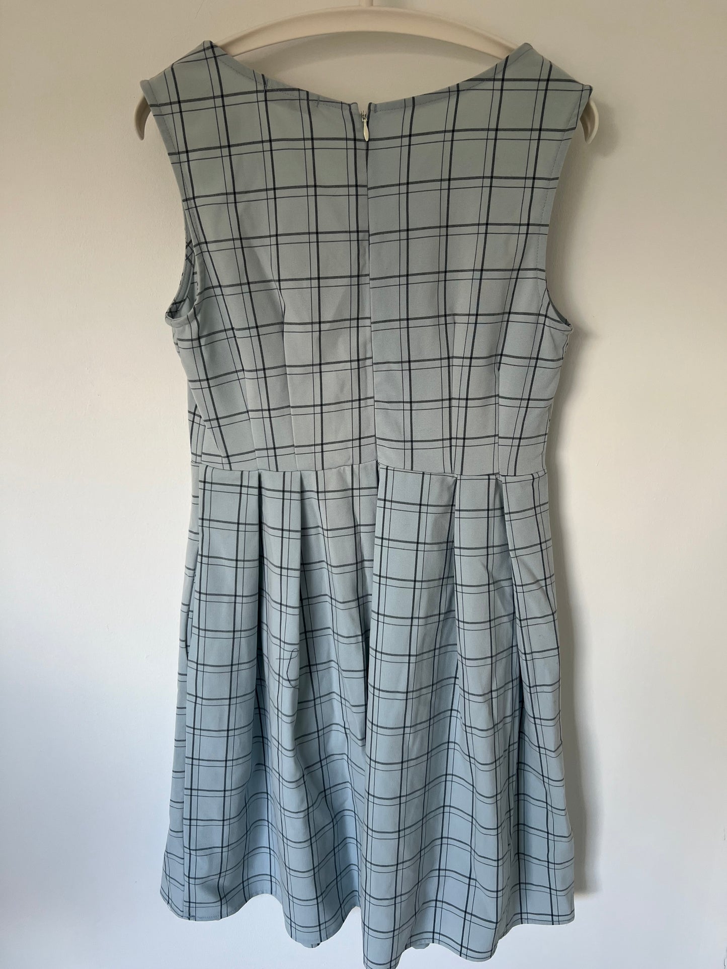 Sleeveless blue dress with lace collar