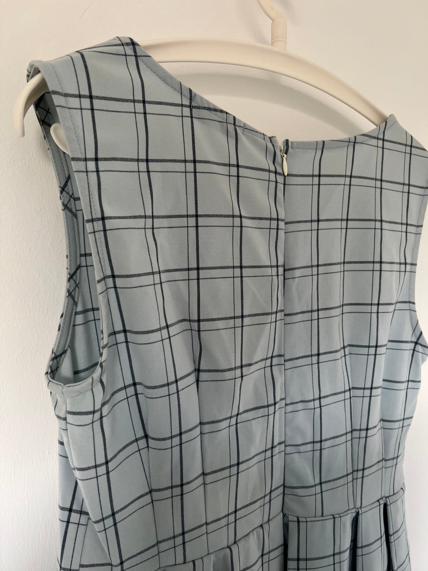 Sleeveless blue dress with lace collar