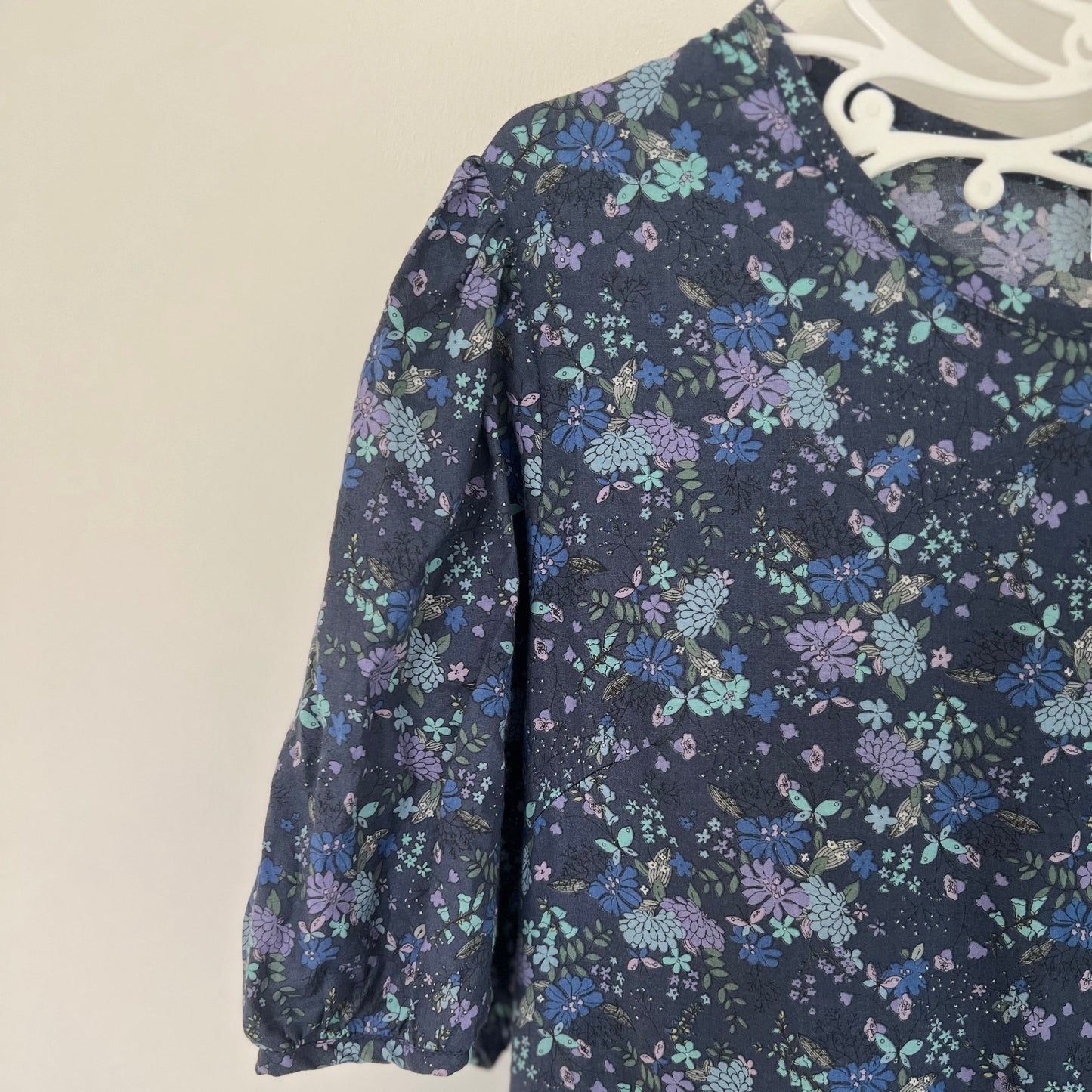 Lange blauwe jurk, Bloemenpatroon, 