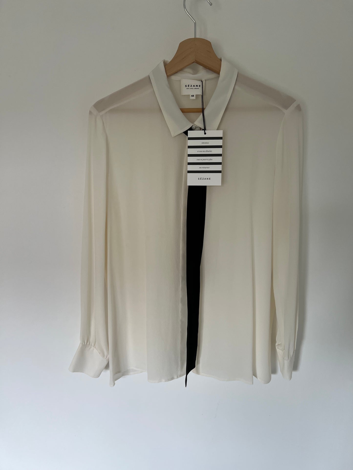 Sezane 42 blouse en soie avec boutons recouverts de tissu